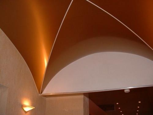 Волна на потолке: необычные натяжные конструкции.

