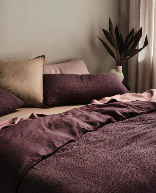 Атмосфера марсала.  Глубокий оттенок марсала интерьер особенным и наполненным теплом делает. 05