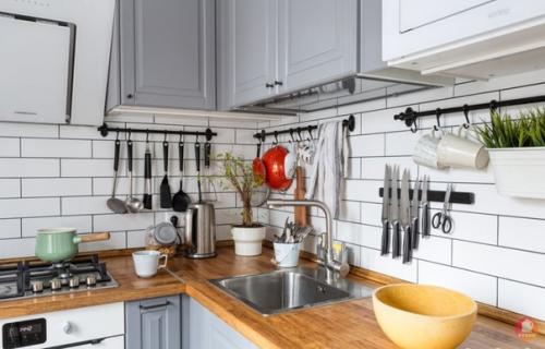 Современный скандинавский стиль в интерьере кухни, объединенной с гостиной. 02