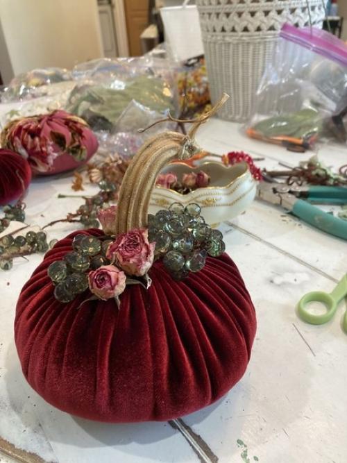 Дизайнеры интерьеров предлагают отойти от устоявшегося мнения и сделать своими руками интересный вариант тыквы из бархата. 06