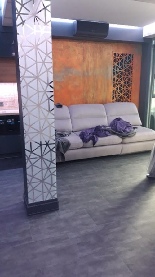 Маша и медведь нереально красивый барельеф в холле квартиры - студии. 05