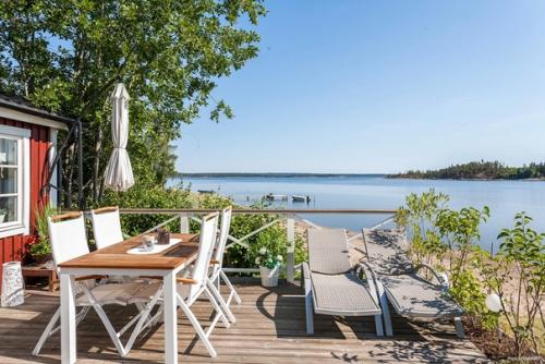 Очаровательный шведский домик, расположенный на берегу живописного озера. 01