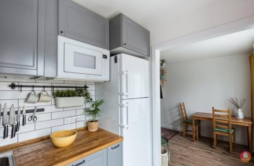 Современный скандинавский стиль в интерьере кухни, объединенной с гостиной. 04