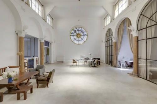 На днях, на продажу выставили потрясающий дом в самом центре Парижа за 4 500 000\u20AC. 02