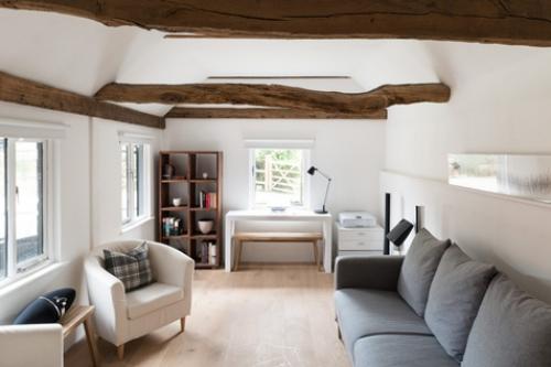 Когда-то амбары использовались исключительно для скота и хранения вещей, но в конце XX века их начали массово перестраивать под жилые дома. 06