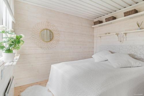 Очаровательный шведский домик, расположенный на берегу живописного озера. 07