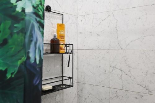 Как удачно подобрана шторка в ванную. 02