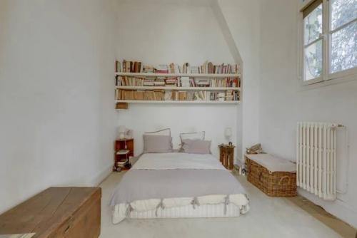 На днях, на продажу выставили потрясающий дом в самом центре Парижа за 4 500 000\u20AC. 01