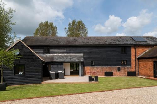 Когда-то амбары использовались исключительно для скота и хранения вещей, но в конце XX века их начали массово перестраивать под жилые дома. 01