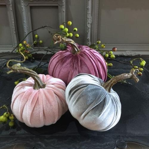 Дизайнеры интерьеров предлагают отойти от устоявшегося мнения и сделать своими руками интересный вариант тыквы из бархата. 04