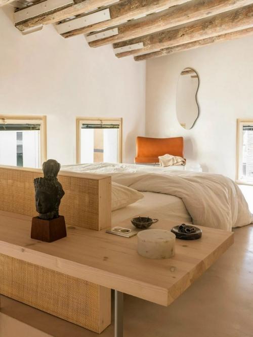 Старая квартира в Барселоне обрела новую жизнь в духе философии ваби - саби, где ценится красота несовершенного. 04