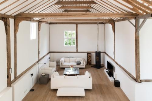 Когда-то амбары использовались исключительно для скота и хранения вещей, но в конце XX века их начали массово перестраивать под жилые дома. 04