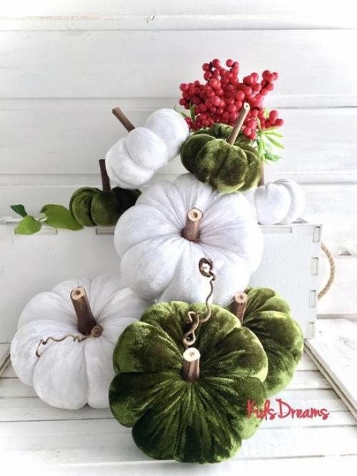 Дизайнеры интерьеров предлагают отойти от устоявшегося мнения и сделать своими руками интересный вариант тыквы из бархата. 07