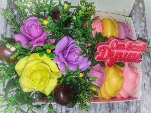 Ароматный букет цветов в коробке, корзинке или кашпо - прекрасный подарок на любое торжество. 06