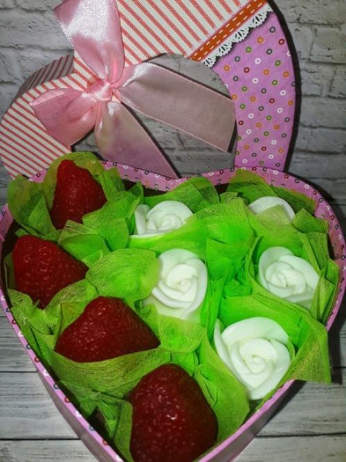 Ароматный букет цветов в коробке, корзинке или кашпо - прекрасный подарок на любое торжество. 03