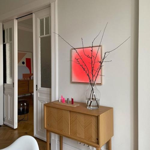 Розово - красные акценты в классической скандинавской квартире. 01