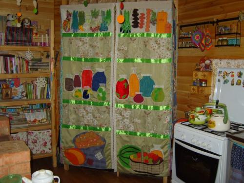 К новому году у нас наконец - то завершилось оформление интерьера нашего домика - мастерской. 04