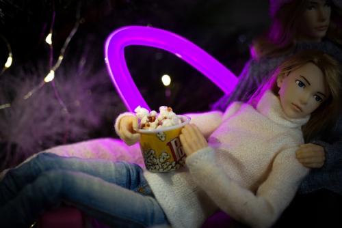 Промороженным в сугробах и снегопадах самое место на тёплом диване - с ведром попкорна и треш - фудом из ближайшего ресторана с доставкой. 02