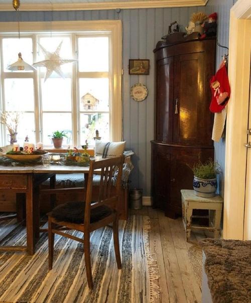 Яркий жёлтый домик.