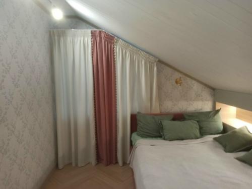 В продолжении истории оформления окон дома дружной семье фермеров из псковской области, похвастаемся оформлением окон мансардного этажа. 04