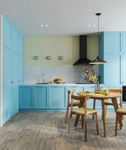 Интерьер двухкомнатной квартиры с яркой кухней. 01