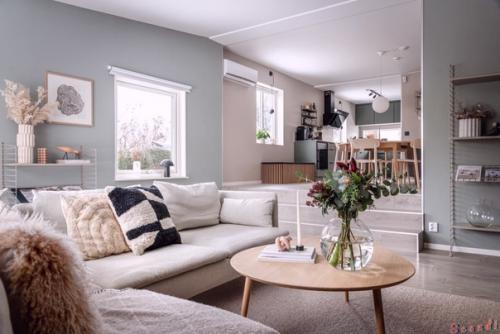 В шведских интерьерах белый - не единственный доминирующий цвет. 01