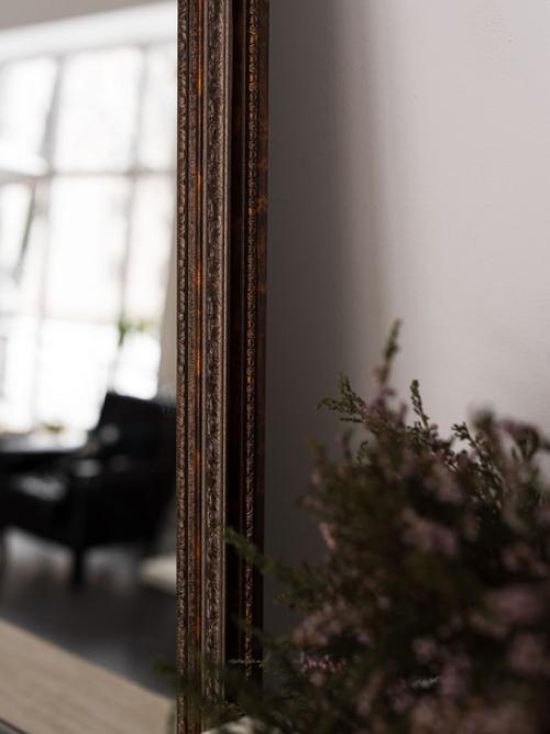 - Шикарная, богатая рама Vineria представлена в бронзовом цвете. 01