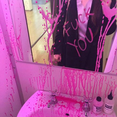 P? 27?   Я проснулась, когда меня потревожил телефон Никиты.