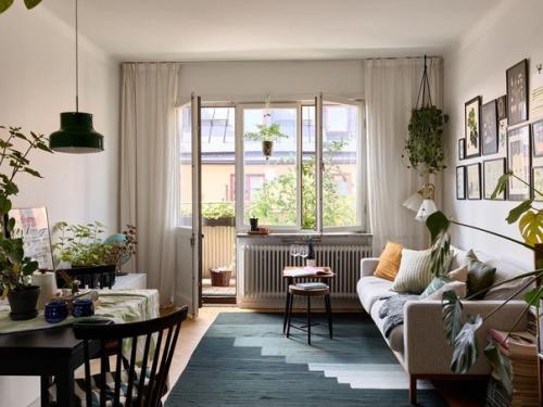 Эта квартира в Стокгольме поражает своей смелой цветовой гаммой на кухне, ведь розовые шкафы не часто встречаются в современных интерьерах. 03