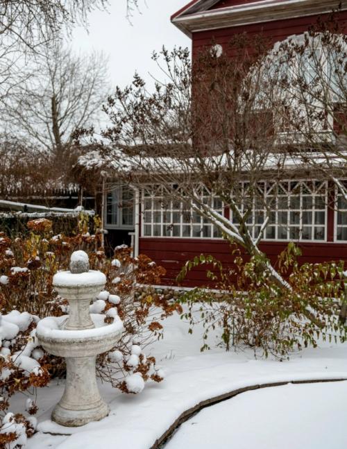 Гостевой дом дача петровичева 17 расположен в трех минутах ходьбы от ростовского кремля и озера Неро внутри городских земляных валов 17 века. 01