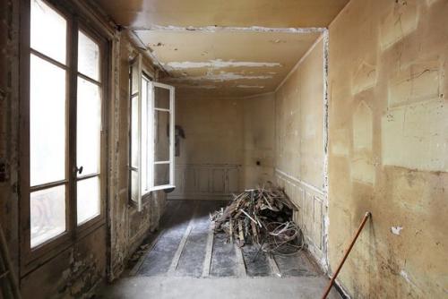 В этой парижской квартире - студии площадью 19 метров не хватало дневного света. 07