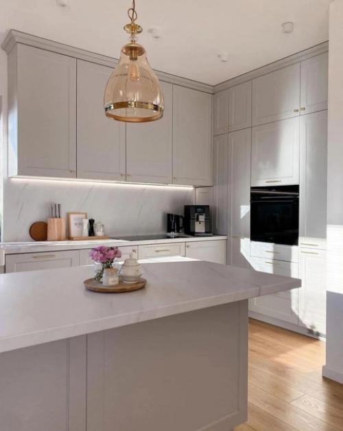 Неоклассика в кухне. Особенно хорошо смотрится мойка у окна. 04