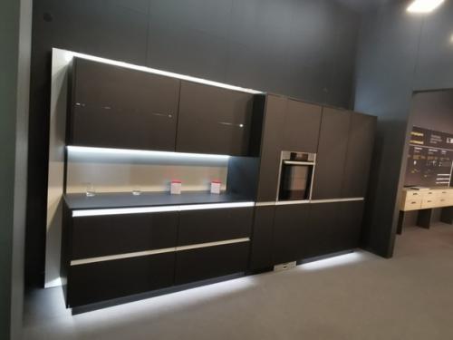 Я, выходя из дома, выбрал чёрный цвет.