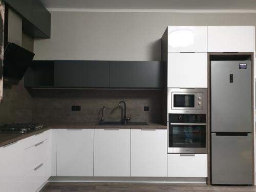 Такая одновременно строгая и интересная кухня в современном стиле, установлена нами в одном из частных домов станицы марьянская. 03