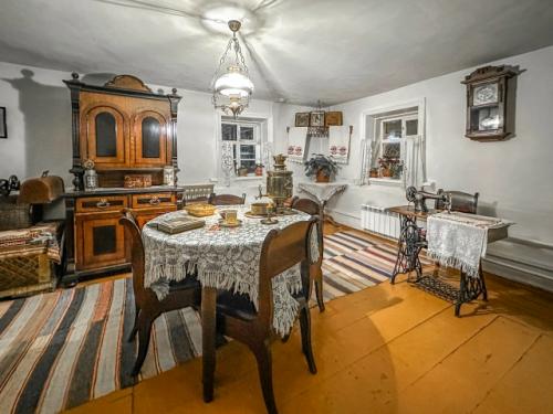 Молодой человек, у нас почти все экспонаты подлинные! 03