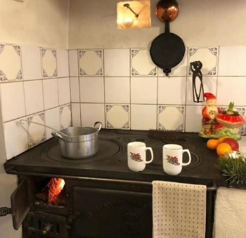 Яркий жёлтый домик. 04