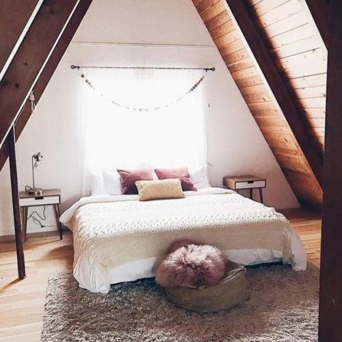 Мансардное помещение таит массу возможностей для обустройства, но спальня на мансарде - один из излюбленных вариантов. 09