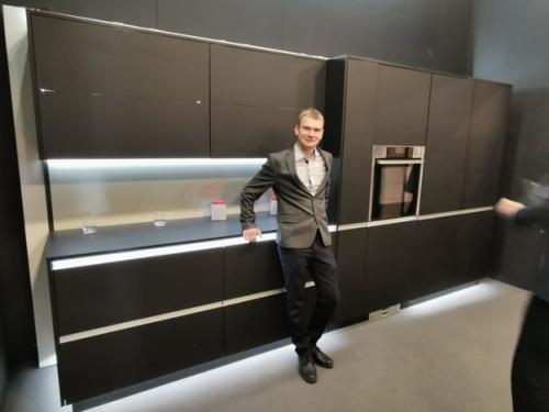 Я, выходя из дома, выбрал чёрный цвет. 04