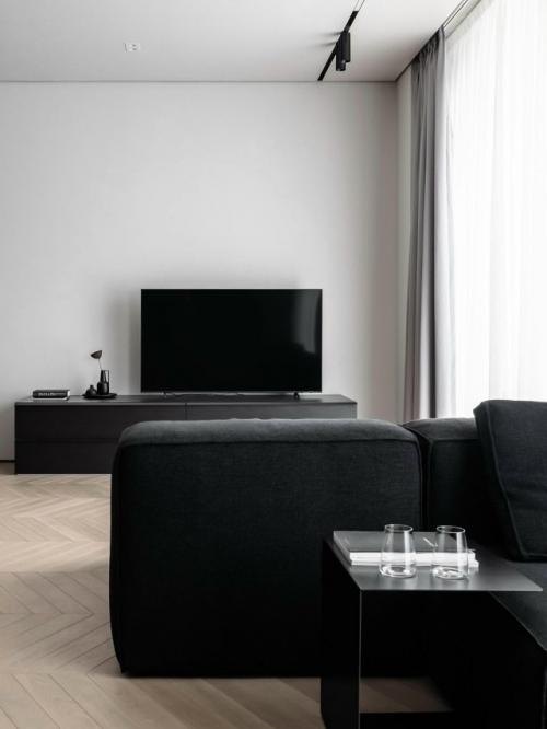 Команда Archjoint создала минималистичный интерьер, выстроенный на контрасте чёрного и белого, металле и стекле. 03