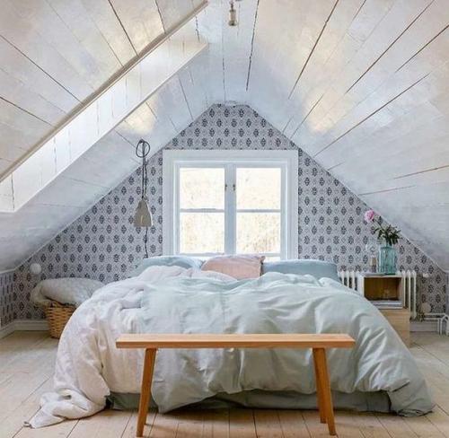 Мансардное помещение таит массу возможностей для обустройства, но спальня на мансарде - один из излюбленных вариантов. 04