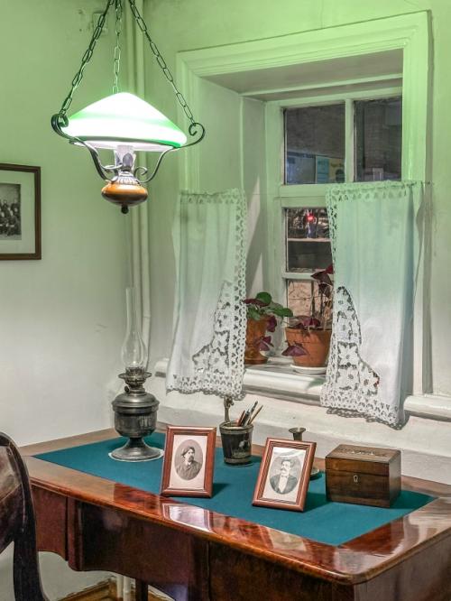 Молодой человек, у нас почти все экспонаты подлинные! 08