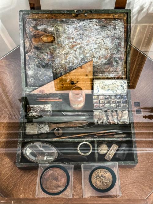 Молодой человек, у нас почти все экспонаты подлинные! 04