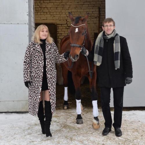 Одного коня мы ведём!