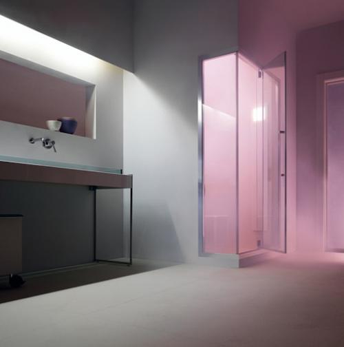 По статистике женщины проводят перед зеркалом в ванной не меньше часа каждый день. 01