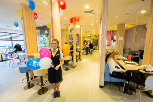 Возле станции метро Дарница после реконструкции открыли Mcdonalds. 02