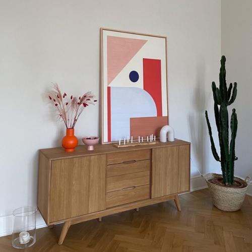 Розово - красные акценты в классической скандинавской квартире. 02