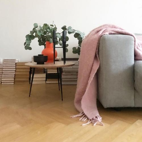 Розово - красные акценты в классической скандинавской квартире. 04