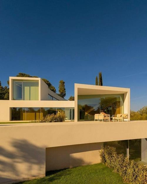 Белый бетон и зелень: дом в Испании, где сад стал частью интерьера. 01 Белый бетон и зелень: дом в Испании, где сад стал частью интерьера. 01