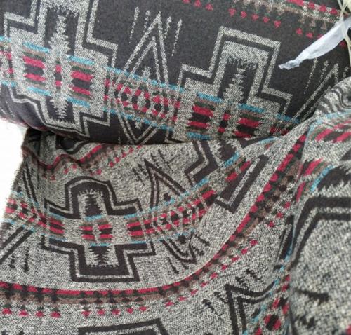 Подушка с этническим орнаментом прекрасно смотрится в интерьерах в стиле Кантри и бохо. 04