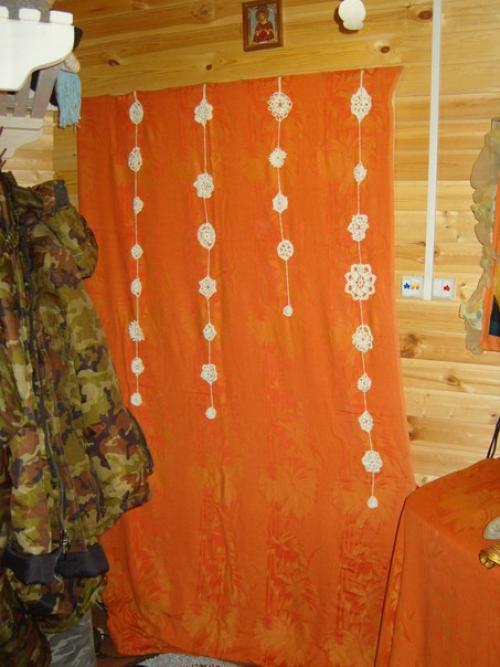 К новому году у нас наконец - то завершилось оформление интерьера нашего домика - мастерской. 06